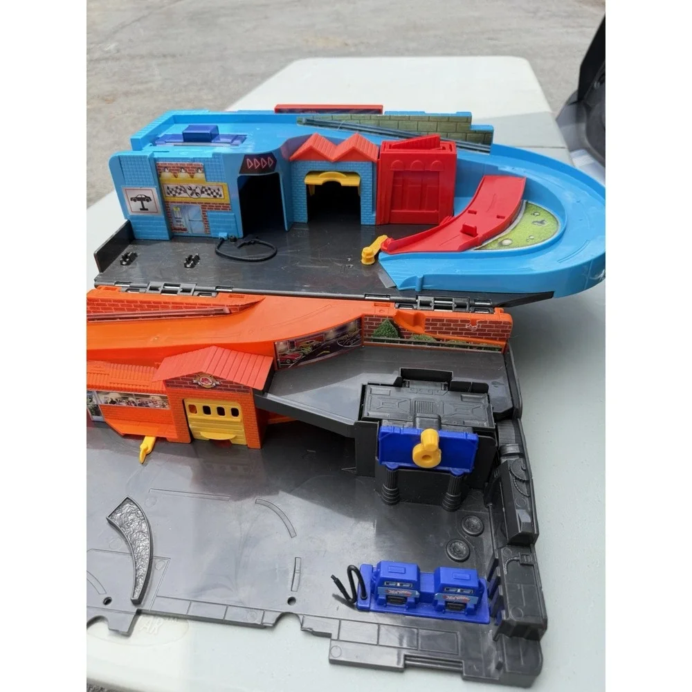 Hot Wheels Car Wash and Service Station Center Playset DMW90 2015 Mattel